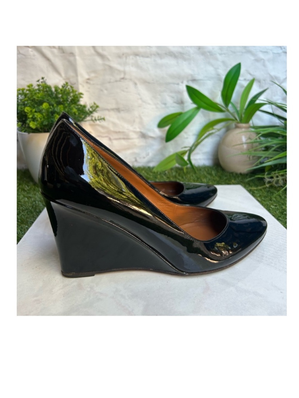 Aquatalia Patent Leather Closed
Toe Wedge Pump Women Size 9
Black/gently worn